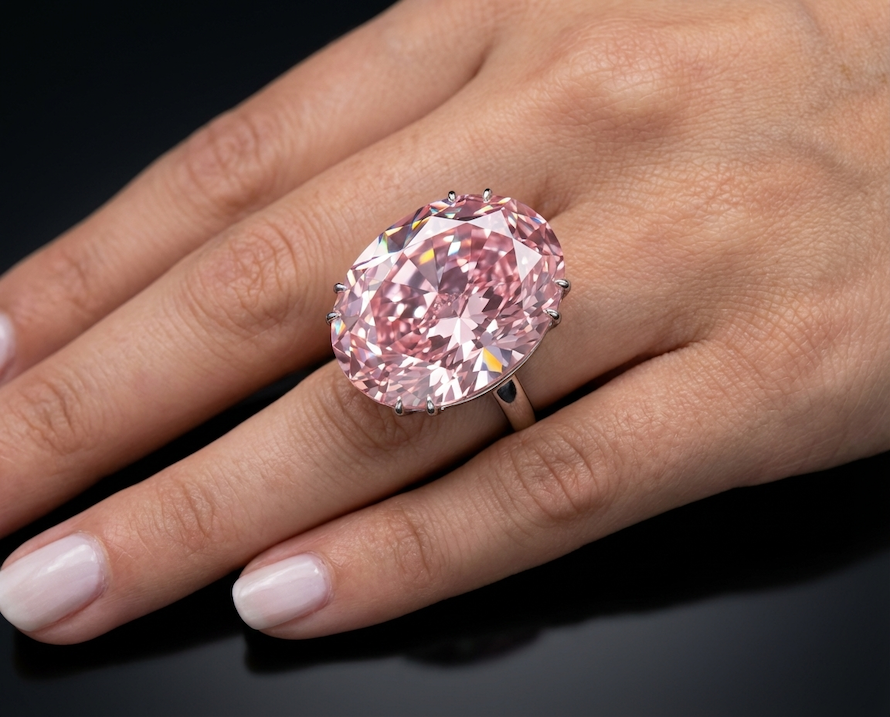 pink star diamant na modelce